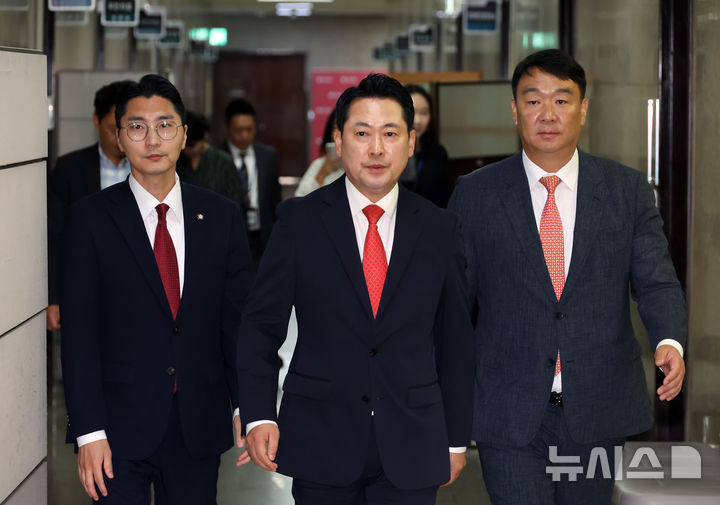 [서울=뉴시스] 고승민 기자 = 장동혁 국민의힘 대표가 29일 서울 여의도 국회에서 열린 선출직 공직자 평가혁신 TF 임명장 수여식 및 제1차 회의에 참석하고 있다. 2025.09.29. kkssmm99@newsis.com