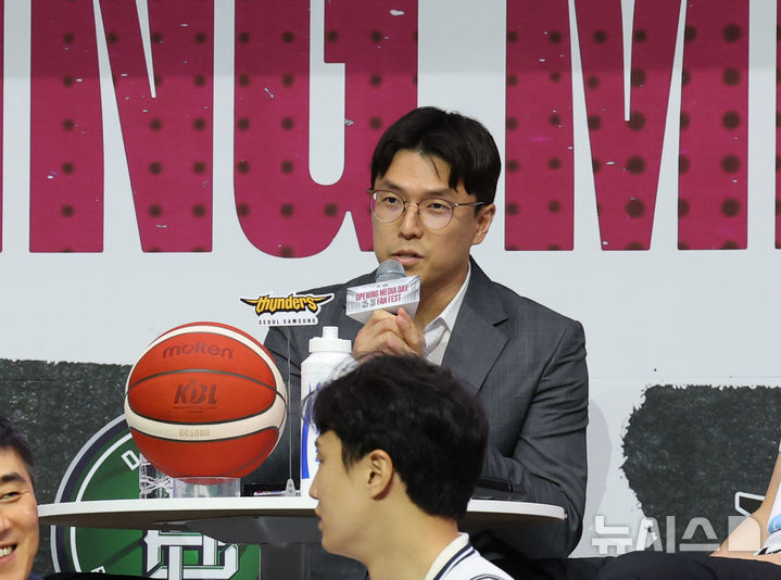 [서울=뉴시스] 배훈식 기자 = 김효범 서울 삼성 감독이 지난달 29일 오후 서울 용산구 블루스퀘어에서 열린 2025-2026시즌 프로농구 개막 미디어 데이&팬 페스트에서 출사표를 밝히고 있다. 2025.09.29. dahora83@newsis.com