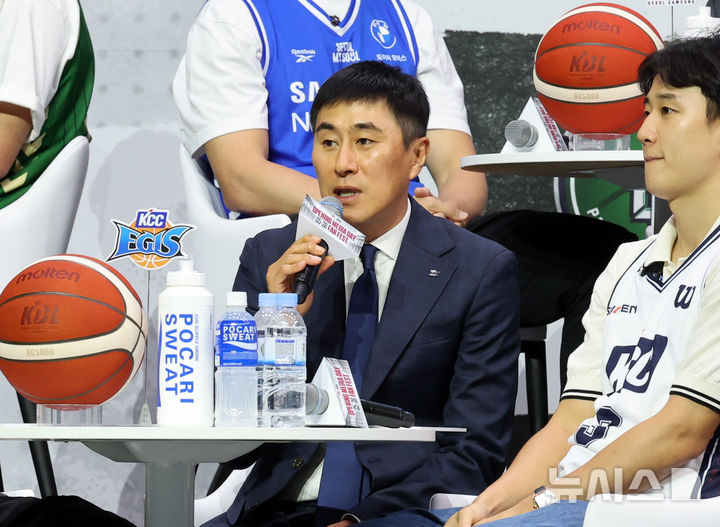 [서울=뉴시스] 배훈식 기자 = 이상민 부산 KCC 감독이 지난달 29일 오후 서울 용산구 블루스퀘어에서 열린 2025-2026시즌 프로농구 개막 미디어 데이&팬 페스트에서 출사표를 밝히고 있다. 2025.09.29. dahora83@newsis.com