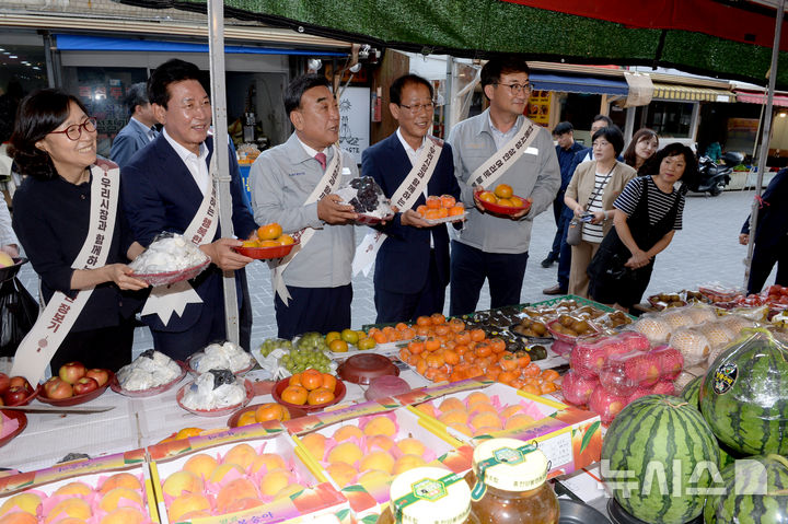 [울산=뉴시스] 배병수 기자 = 김두겸(왼쪽 세번째) 울산시장이 29일 동구 동울산종합시장에서 추석맞이 장을 보고 있다.2025.09.29.bbs@newsis.com.