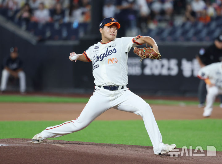 [대전=뉴시스] 조성우 기자 = 29일 대전 중구 한화생명볼파크에서 열린 2025 KBO리그 LG 트윈스와 한화 이글스의 경기, 한화 선발투수 정우주가 역투하고 있다. 2025.09.29. xconfind@newsis.com
