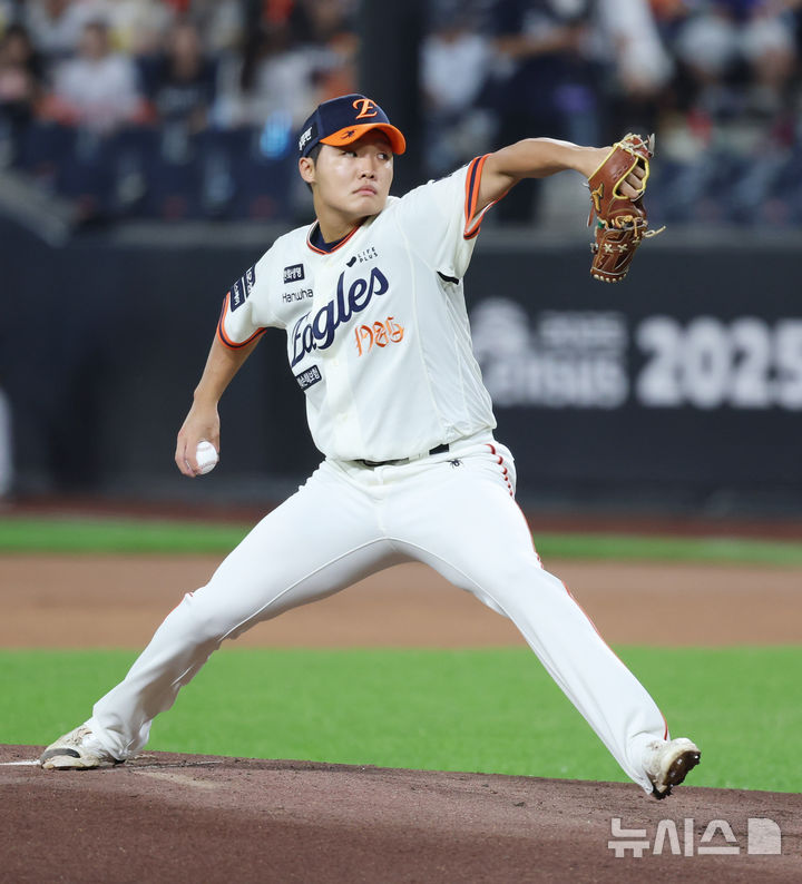 [대전=뉴시스] 조성우 기자 = 29일 대전 중구 한화생명볼파크에서 열린 2025 KBO리그 LG 트윈스와 한화 이글스의 경기, 한화 선발투수 정우주가 역투하고 있다. 2025.09.29. xconfind@newsis.com