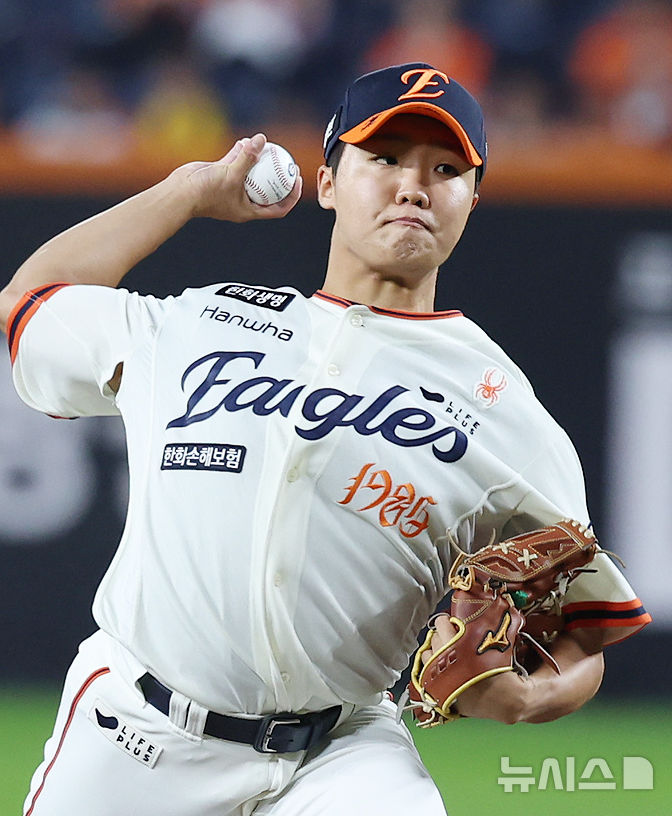 [대전=뉴시스] 조성우 기자 = 29일 대전 중구 한화생명볼파크에서 열린 2025 KBO리그 LG 트윈스와 한화 이글스의 경기, 한화 선발투수 정우주가 역투하고 있다. 2025.09.29. xconfind@newsis.com