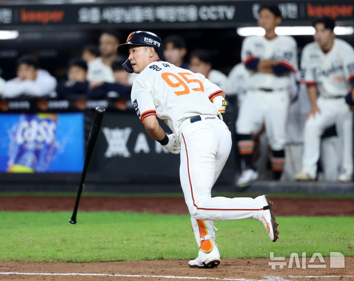 [대전=뉴시스] 조성우 기자 = 29일 대전 중구 한화생명볼파크에서 열린 2025 KBO리그 LG 트윈스와 한화 이글스의 경기, 한화 2회말 공격 2사 주자 1루서 황영묵이 1타점 적시 3루타를 때리고 있다. 2025.09.29. xconfind@newsis.com