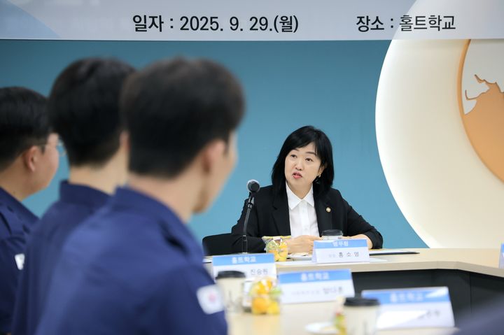[서울=뉴시스] 최진석 기자 = 홍소영 병무청장이 29일 특수교육기관인 홀트학교(경기 고양)에서 복무 중인 사회복무요원과 간담회를 하고 있다. (사진=병무청 제공) 2025.09.29. photo@newsis.com *재판매 및 DB 금지
