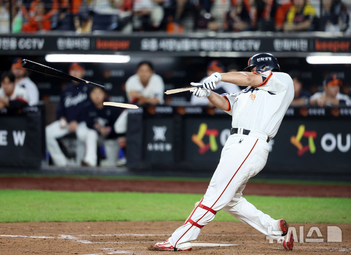 [대전=뉴시스] 조성우 기자 = 29일 대전 중구 한화생명볼파크에서 열린 2025 KBO리그 LG 트윈스와 한화 이글스의 경기, 한화 3회말 공격 2사 주자 2루 노시환이 안타를 때리고 있다. 2025.09.29. xconfind@newsis.com