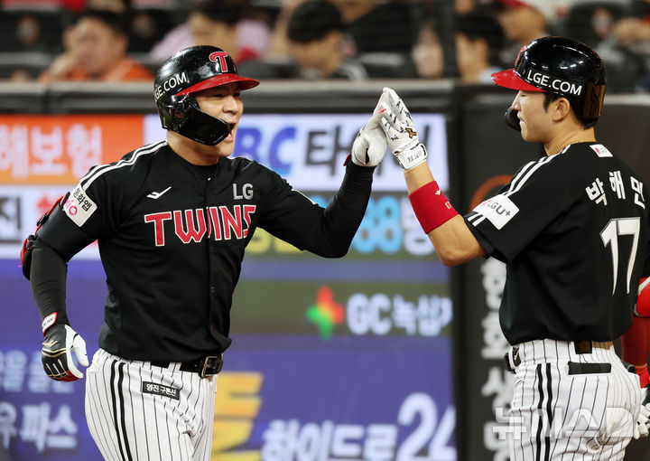[대전=뉴시스] 조성우 기자 = 29일 대전 중구 한화생명볼파크에서 열린 2025 KBO리그 LG 트윈스와 한화 이글스의 경기, LG 5회초 공격 1사 후 오지환이 솔로 홈런을 때린 뒤 더그아웃에 들어오며 박해민과 하이파이브 하고 있다. 2025.09.29. xconfind@newsis.com