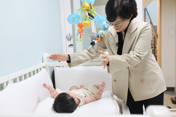 [서울=뉴시스] 최진석 기자 = 원민경 성평등가족부 장관이 지난해 9월 29일 오후 서울 서대문구 애란원을 방문해 한부모가족복지시설 운영현황을 점검하고 입소자 아동을 살펴보고 있다. (사진=성평등가족부 제공) 2025.09.29. photo@newsis.com *재판매 및 DB 금지