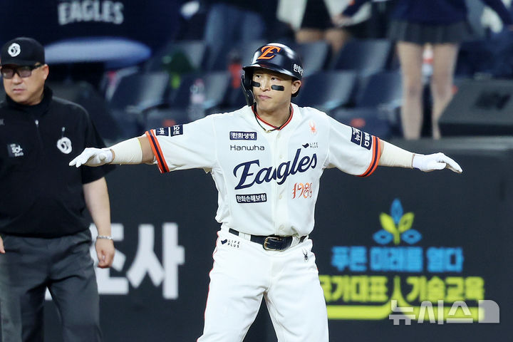 [대전=뉴시스] 조성우 기자 = 29일 대전 중구 한화생명볼파크에서 열린 2025 KBO리그 LG 트윈스와 한화 이글스의 경기, 한화 6회말 공격 2사 주자 만루서 손아섭이 2타점 적시타를 때린 뒤 세리머니를 하고 있다. 2025.09.29. xconfind@newsis.com