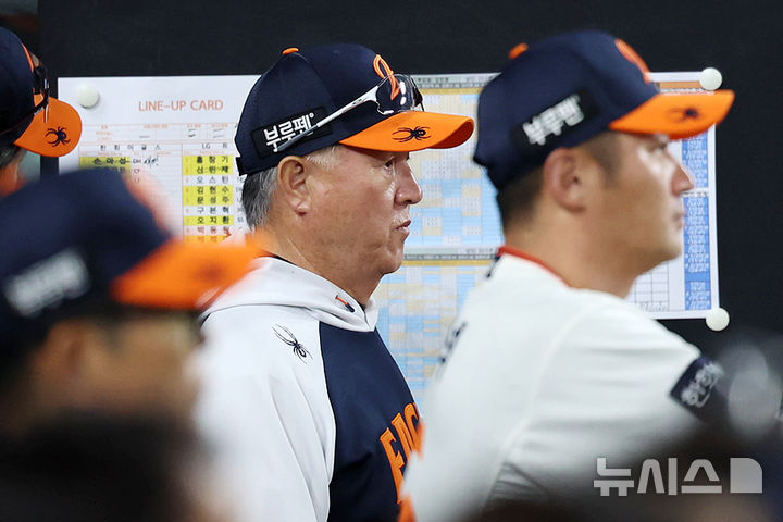 [대전=뉴시스] 조성우 기자 = 29일 대전 중구 한화생명볼파크에서 열린 2025 KBO리그 LG 트윈스와 한화 이글스의 경기, 한화 김경문 감독이 7-3으로 앞선 7회말 공격을 지켜보고 있다. 2025.09.29. xconfind@newsis.com