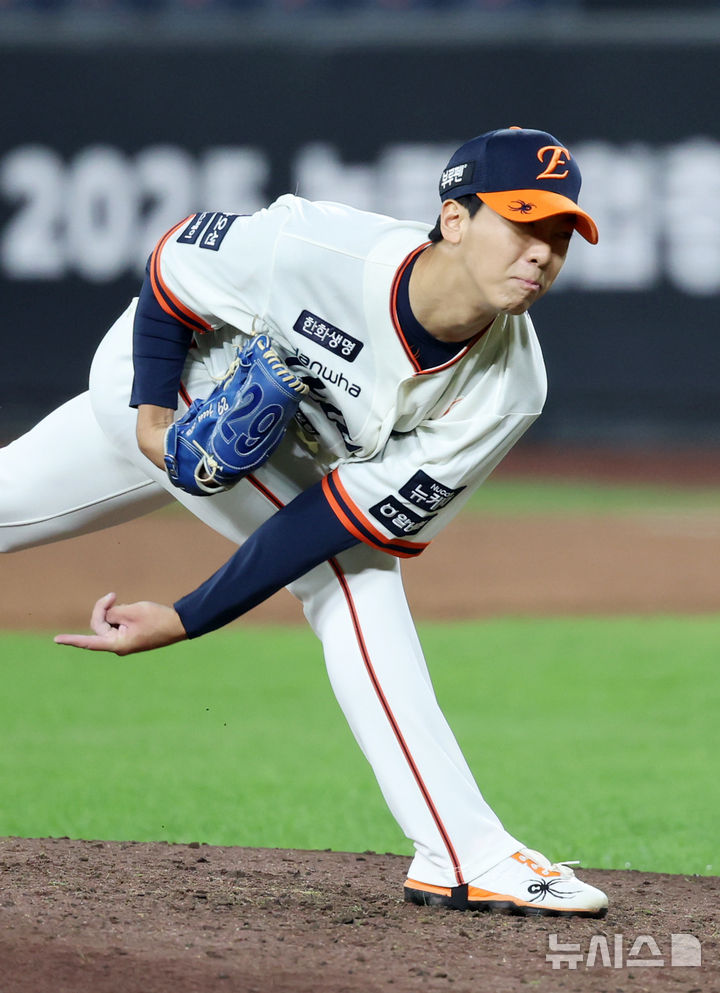 [대전=뉴시스] 조성우 기자 = 29일 대전 중구 한화생명볼파크에서 열린 2025 KBO리그 LG 트윈스와 한화 이글스의 경기, 한화 투수 황준서가 LG 7회초 공격 때 마운드에 올라 역투하고 있다. 2025.09.29. xconfind@newsis.com