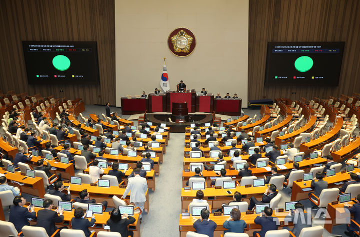 [서울=뉴시스] 고승민 기자 = 29일 서울 여의도 국회에서 열린 제429회 국회(정기회) 제9차 본회의에서 국회에서의 증언, 감정 등에 관한 법률 일부개정법률안 수정안이 가결되고 있다. 2025.09.29. kkssmm99@newsis.com