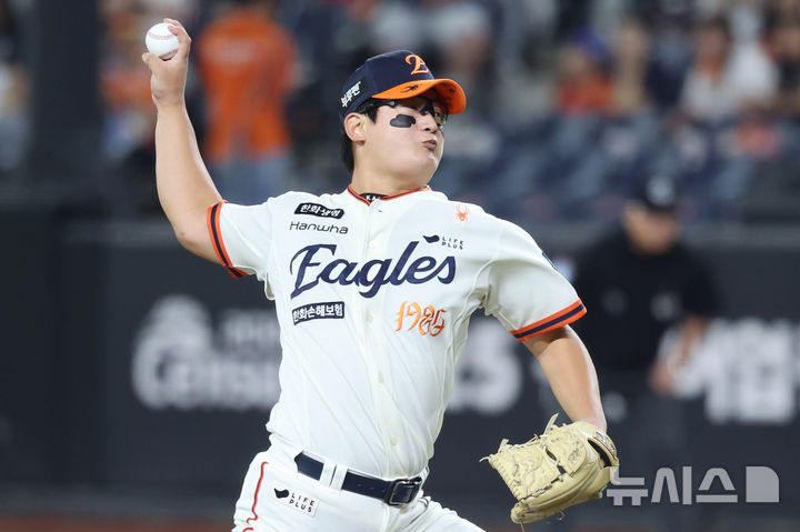 [대전=뉴시스] 조성우 기자 = 29일 대전 중구 한화생명볼파크에서 열린 2025 KBO리그 LG 트윈스와 한화 이글스의 경기, 한화 마무리 투수 김서현이 LG 9회초 공격 때 마운드에 올라 역투하고 있다. 2025.09.29. xconfind@newsis.com