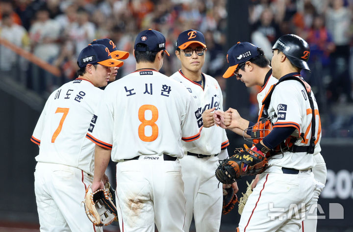 [대전=뉴시스] 조성우 기자 = 29일 대전 중구 한화생명볼파크에서 열린 2025 KBO리그 LG 트윈스와 한화 이글스의 경기, 한화 선수들이 LG에 7-3 승리를 거둔 뒤 기뻐하고 있다. 2025.09.29. xconfind@newsis.com