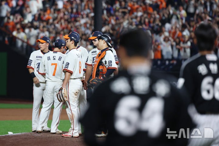 [대전=뉴시스] 조성우 기자 = 29일 대전 중구 한화생명볼파크에서 열린 2025 KBO리그 LG 트윈스와 한화 이글스의 경기, 한화 선수들이 LG에 7-3 승리를 거둔 뒤 기뻐하고 있다. 2025.09.29. xconfind@newsis.com