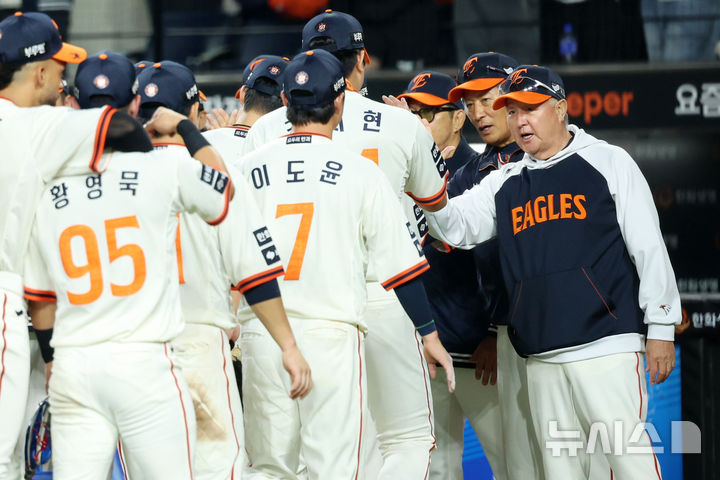 [대전=뉴시스] 조성우 기자 = 29일 대전 중구 한화생명볼파크에서 열린 2025 KBO리그 LG 트윈스와 한화 이글스의 경기, 한화 김경문 감독이 LG에 7-3 승리를 거둔 뒤 선수들과 하이파이브하고 있다. 2025.09.29. xconfind@newsis.com
