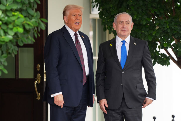 [워싱턴=AP/뉴시스]도널드 트럼프 미국 대통령이 29일(현지 시간) 미 워싱턴DC 백악관을 방문한 베냐민 네타냐후 총리를 맞아들이고 있다. 2025.09.30.
