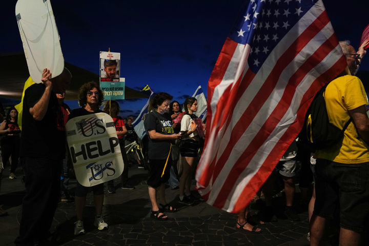 [텔아비브=AP/뉴시스] 29일(현지 시간) 이스라엘 텔아비브 주재 미국 대사관 분관 앞에서 하마스에 의해 가자지구에 억류된 인질들의 가족과 지지자들이 이들의 즉각적인 석방과 전쟁 종식을 촉구하고 있다. 도널드 트럼프 미국 대통령은 베냐민 네타냐후 총리와 백악관에서 회담 후 가자지구 전쟁 종식 계획에 네타냐후 총리가 동의했으며, 하마스 동의만 남았다고 밝혔다. 2025.09.30.