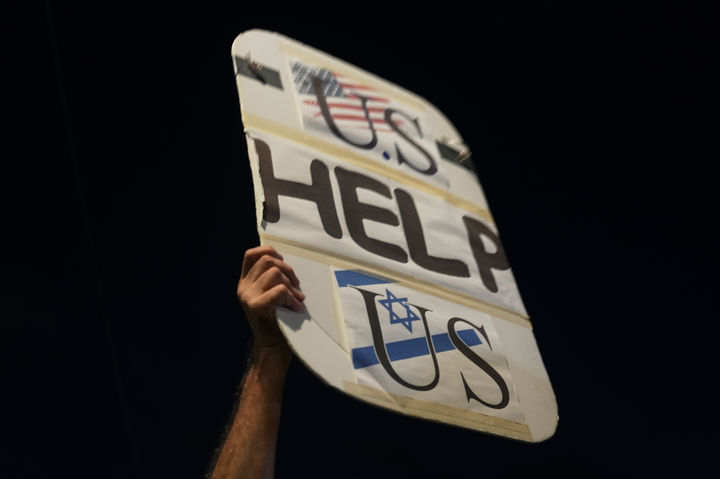 [텔아비브=AP/뉴시스] 29일(현지 시간) 이스라엘 텔아비브 주재 미국 대사관 분관 앞에서 하마스에 의해 가자지구에 억류된 인질들의 가족과 지지자들이 이들의 즉각적인 석방과 전쟁 종식을 촉구하고 있다. 2025.09.30.