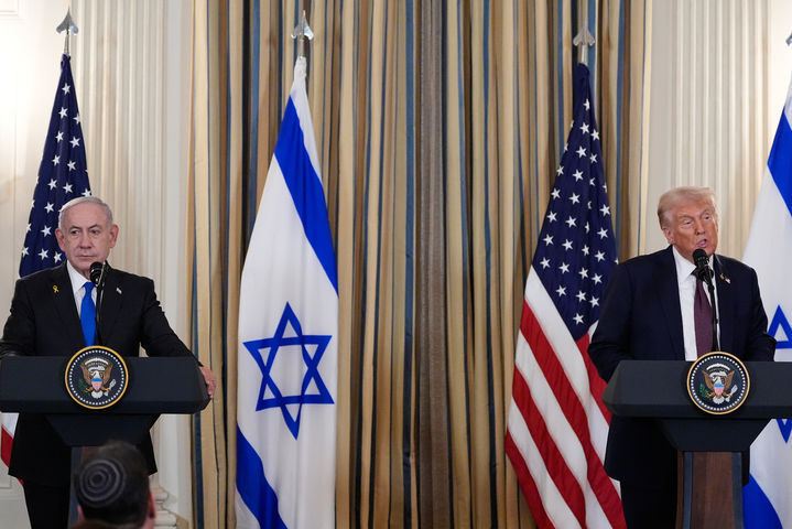[워싱턴=AP/뉴시스]도널드 트럼프 미국 대통령이 29일(현지 시간) 미 워싱턴DC 백악관에서 베냐민 네타냐후 이스라엘 총리와 회담한 후 공동 기자회견에서 발언하고 있다. 2025.09.30.