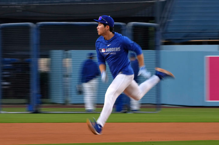 [로스앤젤레스=AP/뉴시스] 로스앤젤레스(LA) 다저스의 김혜성이 29일(현지 시간) 미 캘리포니아주 로스앤젤레스 다저 스타디움에서 2025 메이저리그 와일드카드 시리즈를 앞두고 훈련하고 있다. LA 다저스는 10월 1일 신시내티 레즈와 와일드카드(3전2선승제) 경기를 치른다. 2025.09.30.