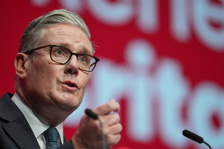 [리버풀( 영국)= AP/뉴시스] 키어 스타머 영국 총리가 자신이 살아 있는 동안 영국이 유럽연합(EU)에 재가입하는 일은 없을 것이라고 단언했던 기존 태도를 바꿔 주목받고 있다. 사진은 지난 9월 30일 리버풀에서 열린 연례 노동당 전당대회에서 기조 연설하는 스타머 총리의 모습. 2025.12.08. 