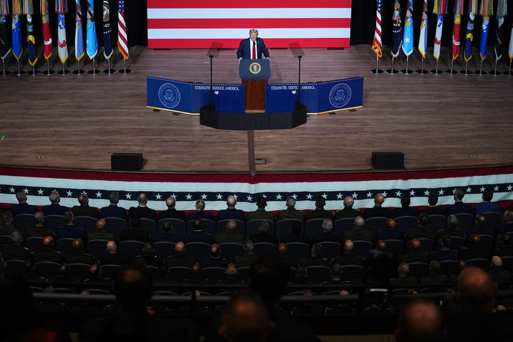 [콴티코=AP/뉴시스] 루마니아 정부에서 미국이 루마니아 주둔 미군 감축 결정을 취소해야 한다는 주장이 나왔다. 동유럽에서 미군을 빼내면 러시아가 잘못된 신호를 받을 수 있다는 것이다. 사진은 도널드 트럼프 미국 대통령이 지난 9월30일 미국 버지니아주 콴티코의 해병기지에서 군 고위급 장성들을 대상으로 연설하고 있는 모습. 2025.11.07.