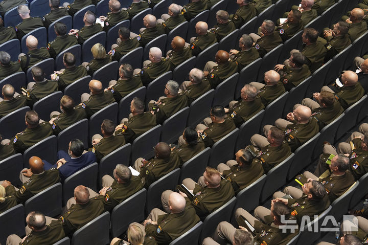 [콴티코=AP/뉴시스] 30일(현지 시간) 미국 버지니아주 콴티코의 해병기지에서 군 고위급 장성들이 도널드 트럼프 대통령의 연설을 듣고 있다. 2025.09.30.