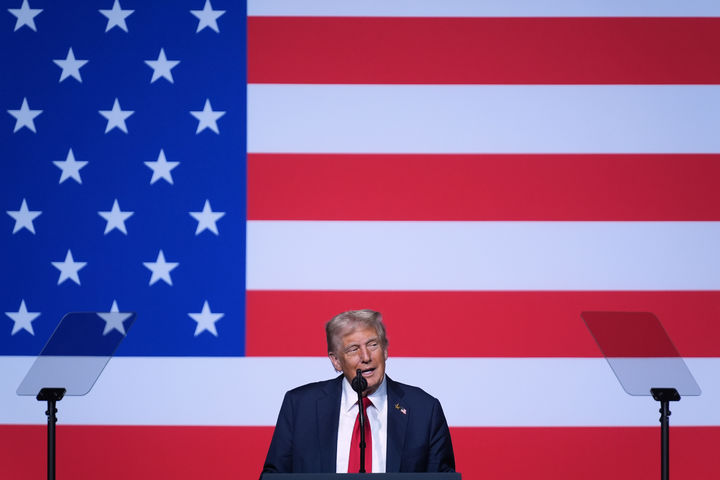 [콴티코=AP/뉴시스]도널드 트럼프 미국 대통령이 30일(현지 시간) 미국 버지니아주 콴티코의 해병기지에서 군 고위급 장성들을 대상으로 연설하고 있다. 2025.09.30.