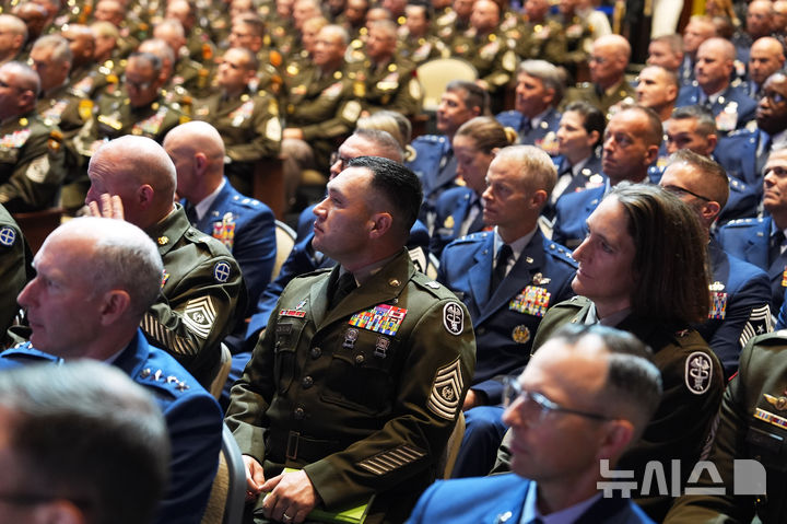 [콴티코=AP/뉴시스] 30일(현지 시간) 미국 버지니아주 콴티코의 해병기지에서 군 고위급 장성들이 도널드 트럼프 대통령의 연설을 듣고 있다. 2025.09.30.