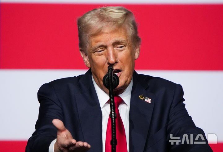 [콴티코=AP/뉴시스] 도널드 트럼프 미국 대통령이 지난달 30일(현지 시간) 미국 버지니아주 콴티코의 해병기지에서 군 고위급 장성들을 대상으로 연설하고 있다. 2025.10.04.