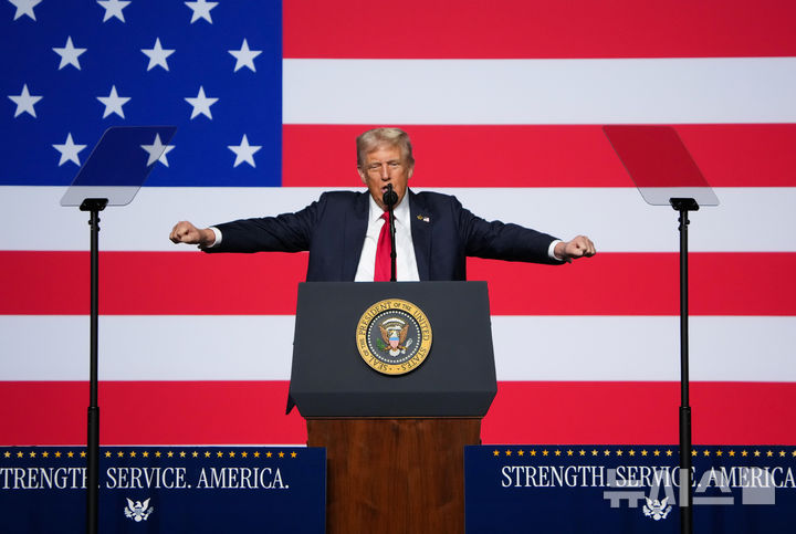 [콴티코=AP/뉴시스] 도널드 트럼프 미국 대통령이 지난달 30일(현지 시간) 미국 버지니아주 콴티코의 해병기지에서 군 고위급 장성들을 대상으로 연설하고 있다. 2025.10.03.