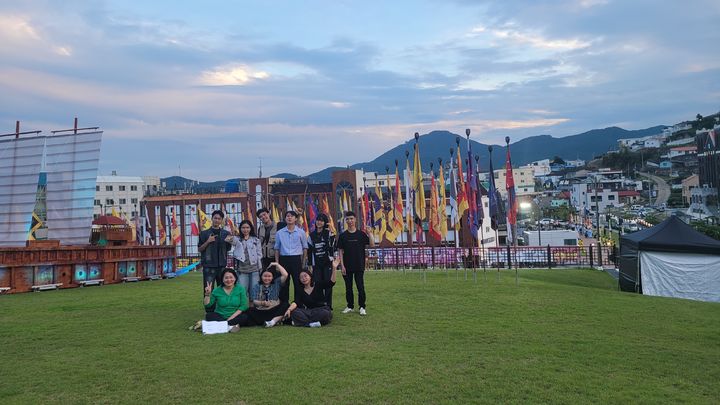 [통영=뉴시스] 신정철 기자= 경남 통영시의 바다, 역사, 첨단 예술 등 다채로운 관광 매력이 오는 10월 4일 베트남국영방송사 하노이 TV를 통해 베트남 전역의 시청자들에게 방영된다.사진은 지난 26일 베트남 하노이 TV 방송 진행 MC 1명과 국내 베트남 유학생 30명이 통영시 문화동 통제영에서 미디어 팸투어를 실시하고 있는 모습.(사진=통영시 제공).2025.09.29. photo@newsis.com *재판매 및 DB 금지