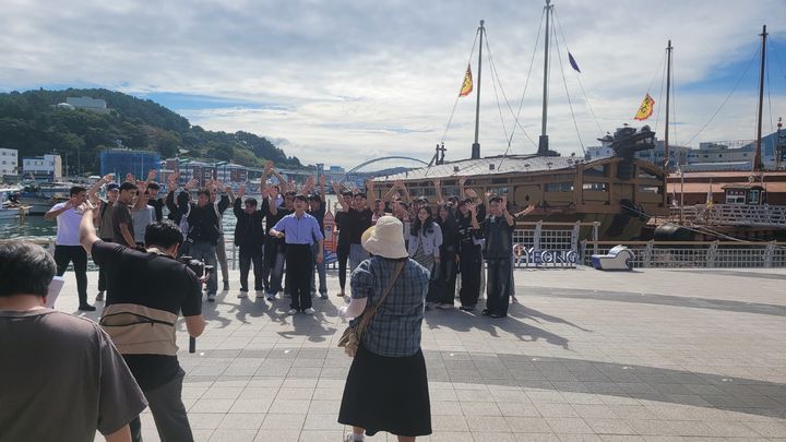 [통영=뉴시스] 신정철 기자= 경남 통영시의 바다, 역사, 첨단 예술까지 다채로운 관광 매력이 오는 10월 4일 베트남국영방송사 하노이 TV를 통해 베트남 전역의 시청자들에게 방영된다.사진은 지난 26일 베트남 하노이 TV 방송 진행 MC 1명과 국내 베트남 유학생 30명이 통영시 강구안에서 미디어 팸투어를 실시하고 있는 모습.(사진=통영시 제공).2025.09.29. photo@newsis.com *재판매 및 DB 금지