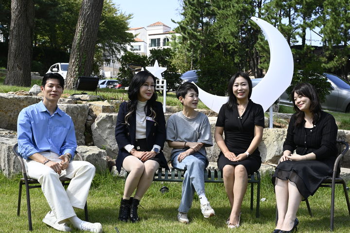 [거제=뉴시스] 신정철 기자= 거제시는 29일, 고현동 소재한 한 식당에서 2025년 하반기 홍보대사 간담회를 개최했다. 사진은 5명의 거제시 홍보대사 모습.(사진=거제시 제공).2025.09.29. photo@newsis.com *재판매 및 DB 금지