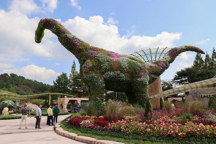 [통영=뉴시스][고성(경남)=뉴시스] 신정철 기자= 경남 고성군은 오는 10월 1일 개막하는 '2025경남고성공룡세계엑스포'의 성공적인 개최를 위해 29일, 행사 주관 기관인 고성문화관광재단과 함께 행사장인 당항포관광지에서 최종 현장 점검을 실시했다.사진은 이상근 군수가 퍼레이드 및 서커스 등 주요 공연행사의 리허설을 참관하고, 4D·5D 영상 콘텐츠 등을 꼼꼼히 살펴보고 있다.(사진=고성군 제공).2025.09.29. photo@newsis.com *재판매 및 DB 금지