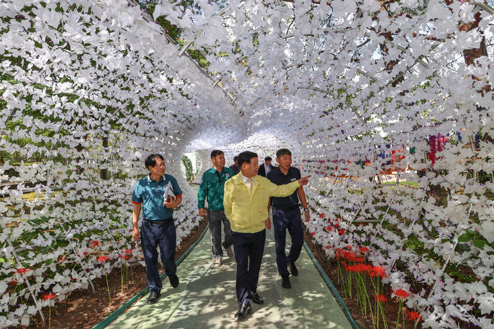[고성(경남)=뉴시스] 신정철 기자= 경남 고성군은 오는 10월 1일 개막하는 '2025경남고성공룡세계엑스포'의 성공적인 개최를 위해 29일, 행사 주관 기관인 고성문화관광재단과 함께 행사장인 당항포관광지에서 최종 현장 점검을 실시했다.사진은 이상근 군수가 꽃으로 뒤덮인 국내 최대 규모의 플라워사우러스를 점검하고 있다.(사진=고성군 제공).2025.09.29. photo@newsis.com *재판매 및 DB 금지