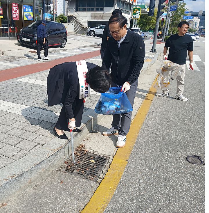 [원주=뉴시스] 빗물받이 청소 캠페인. (사진=원주시 제공) 2025.09.30. photo@newsis.com *재판매 및 DB 금지