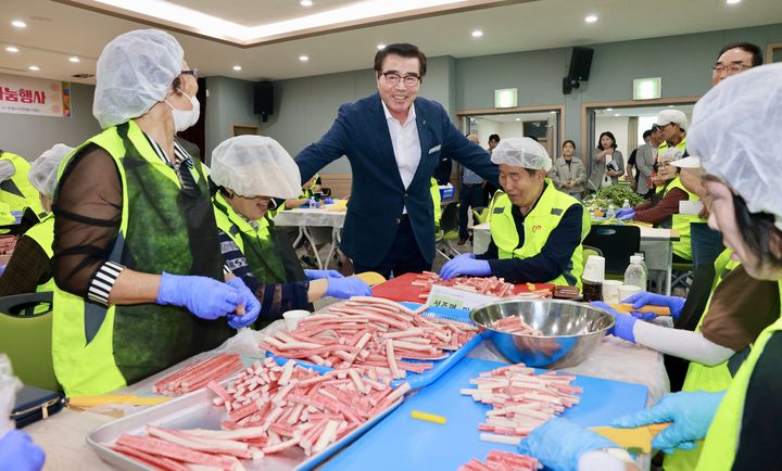 [보령=뉴시스] 2025 추석맞이 명절 음식 나눔 행사장를 찾아 봉사자들을 격려하는 김동일 보령시장. (사진=보령시청 제공) 2025.09.30. *재판매 및 DB 금지