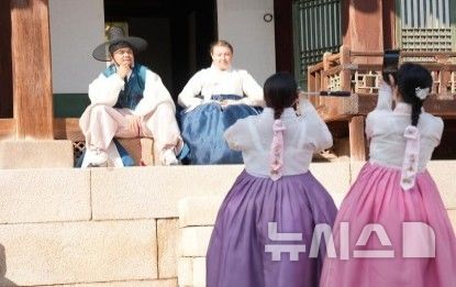 [서울=뉴시스]국립민속박물관이 추석을 맞아 '추석빔'을 곱고 바르게 입기 체험을 진행한다. 국립민속박물관 제공