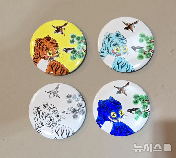 [서울=뉴시스]국립민속박물관은 추석을 맞아 본관 앞마당 옆에서 호랑이 등 민화 손거울과 매듭키링 만들기 등 전통공예 체험을 진행한다. 국립민속박물관 제공