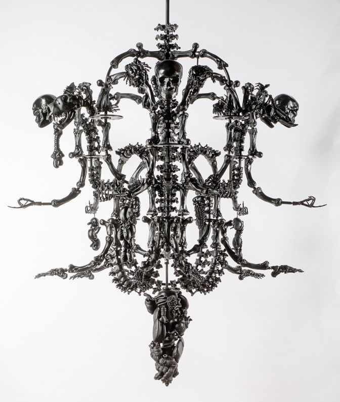 아이 웨이웨이 '검은 샹들리에', 2017-2021, 유리, 금속 부품, 240×185×185cm, ed. 24. 사진=국립현대미술관 제공. *재판매 및 DB 금지