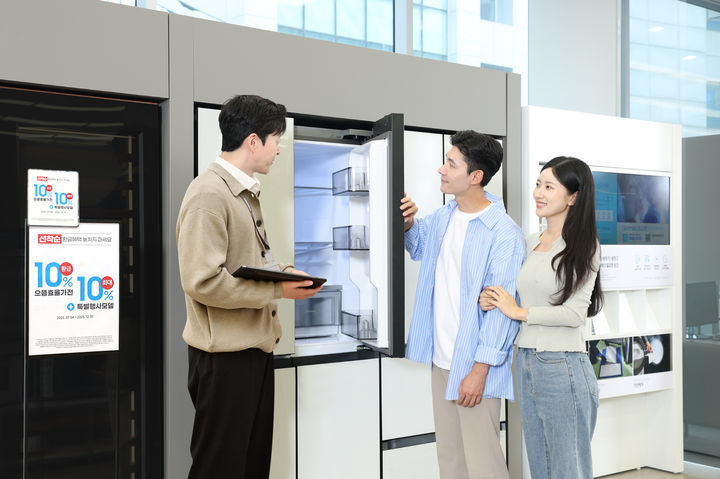 [서울=뉴시스]삼성전자의 에너지소비효율 1등급 가전제품 판매가 정부의 '으뜸효율 가전제품 환급사업'에 동참한 지난 2개월간 전년 동기 대비 약 20% 증가했다. (사진=삼성전자 제공) 2025.09.30. photo@newsis.com *재판매 및 DB 금지