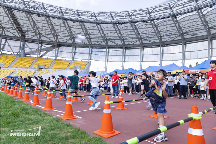 [서울=뉴시스] 지난 9월 27일 경남 진주시 진주종합경기장 주경기장에서 열린 ‘2025 제6회 무림페이퍼 KOREAN CUP 종이비행기대회’에서 참가 선수들이 종이비행기를 힘차게 날리고 있다. (사진=무림페이퍼 제공) photo@newsis.com *재판매 및 DB 금지