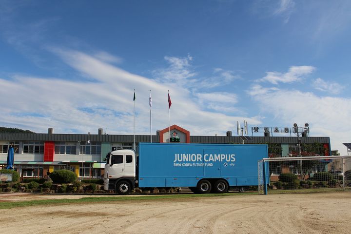[서울=뉴시스] BMW 코리아 미래재단이 진행한 영남 지역 13개 초등학교 대상 '분교 초청 데이' 행사 모습. (사진=BMW 그룹 코리아 제공) 2025.09.30 photo@newsis.com *재판매 및 DB 금지