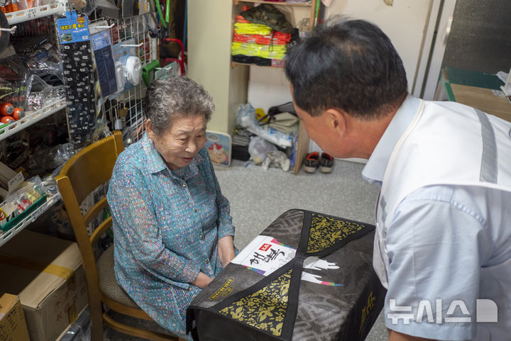 [전주=뉴시스] 강경호 기자 = 29일 전북 전주시 덕진구 진북동의 한 철물점에서 고령 이산가족인 박복주 할머니(왼쪽)을 위해 김한규 대한적십자사 전북특별자치도지사 사무처장이 추석 기념 한우 선물세트를 전달하고 있다. 2025.09.29. lukekang@newsis.com