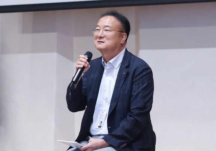[서울=뉴시스]LG이노텍 문혁수 대표가 최근 열린 사업장 현장경영에서 임직원들에게 미래 신사업 계획에 대해 설명하고 있다. (사진 = 업체 제공) 2025.09.30. photo@newsis.com *재판매 및 DB 금지