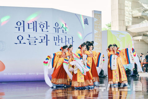 [서울=뉴시스]사물놀이 한맥 & 최주연 무용단의 ‘RE: 연희’ 공연 (사진=전통공연예술진흥재단 제공) 