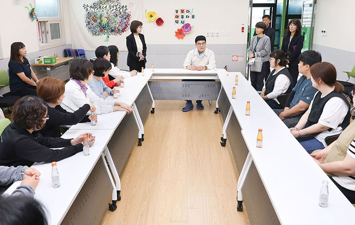 박상수 삼척시장은 지난 29일 도계노인복지관 등 복지 현장에서 근무하는 종사자들을 격려하고, 시설 이용자들의 안부를 세심히 살피고 있다.(사진=삼척시 제공) *재판매 및 DB 금지