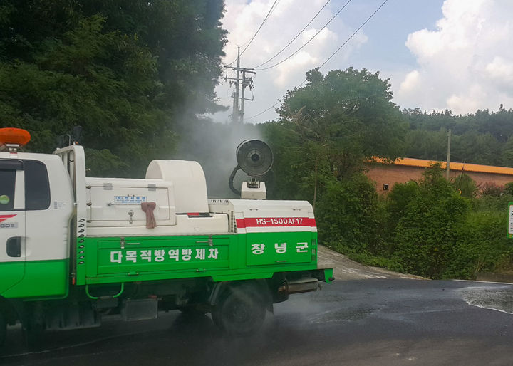 [창녕=뉴시스] 창녕군이 추석 연휴를 앞두고 거점소독시설을 운영하며 축산차량 소독을 하고 있다. (사진= 창녕군 제공) 2025.09.30. photo@newsis.com *재판매 및 DB 금지